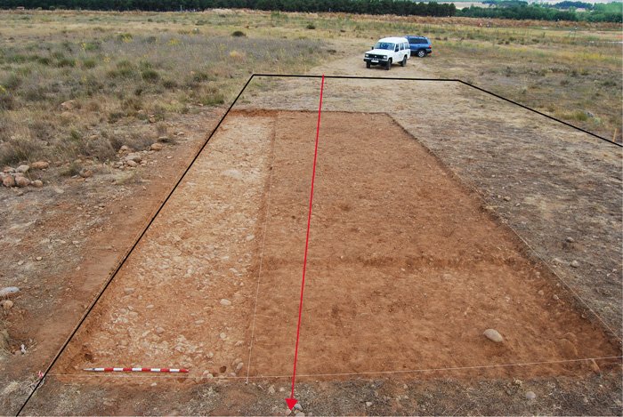 Erkundung im römischen Camp von Peña del Judío. Der rote Pfeil zeigt die Richtung der Aufnahme der Radargramme an